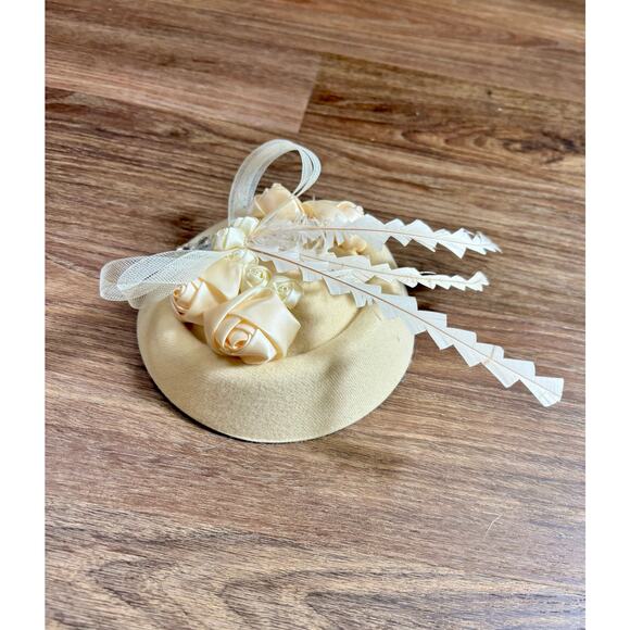 Vintage 1960s White & Cream Fascinator Feathers Bows Silk Roses Rhinestone AS IS - Picture 3 of 6